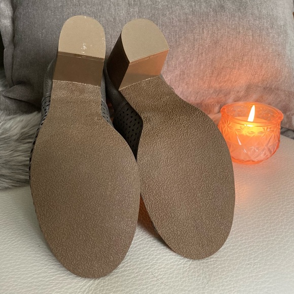 Open toe booties - Picture 3 of 7